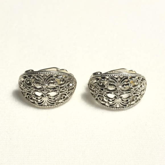 🐷 Silver Clip On Earrings - Picture 1 of 4